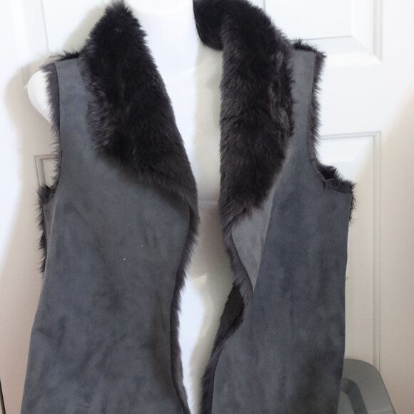 Loft Open Front Faux Leather/Fur Vest Size Medium Grey Outer with Black Faux Fur - Picture 1 of 13